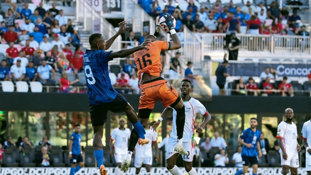 Ten-man Martinique edges El Salvador, Panama wins in Gold Cup