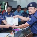 SI Mokhlesur Rahman received the award from the Superintendent of Police of Dhaka District